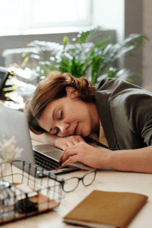 woman-leaning-on-her-table