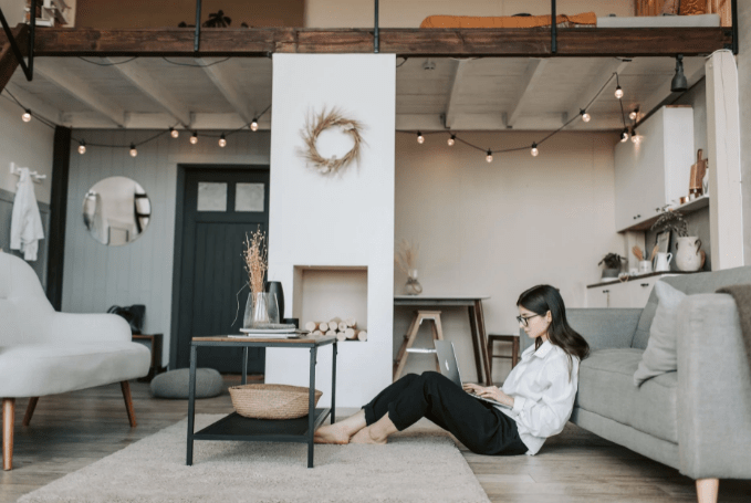 woman-sitting-on-the-floor-using-a-laptop