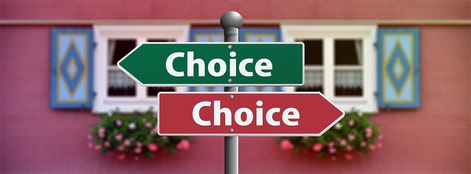 green and red signs that both say “choice