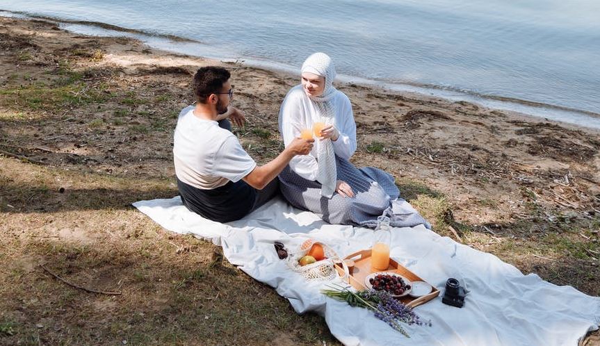couple-doing-picnic-together